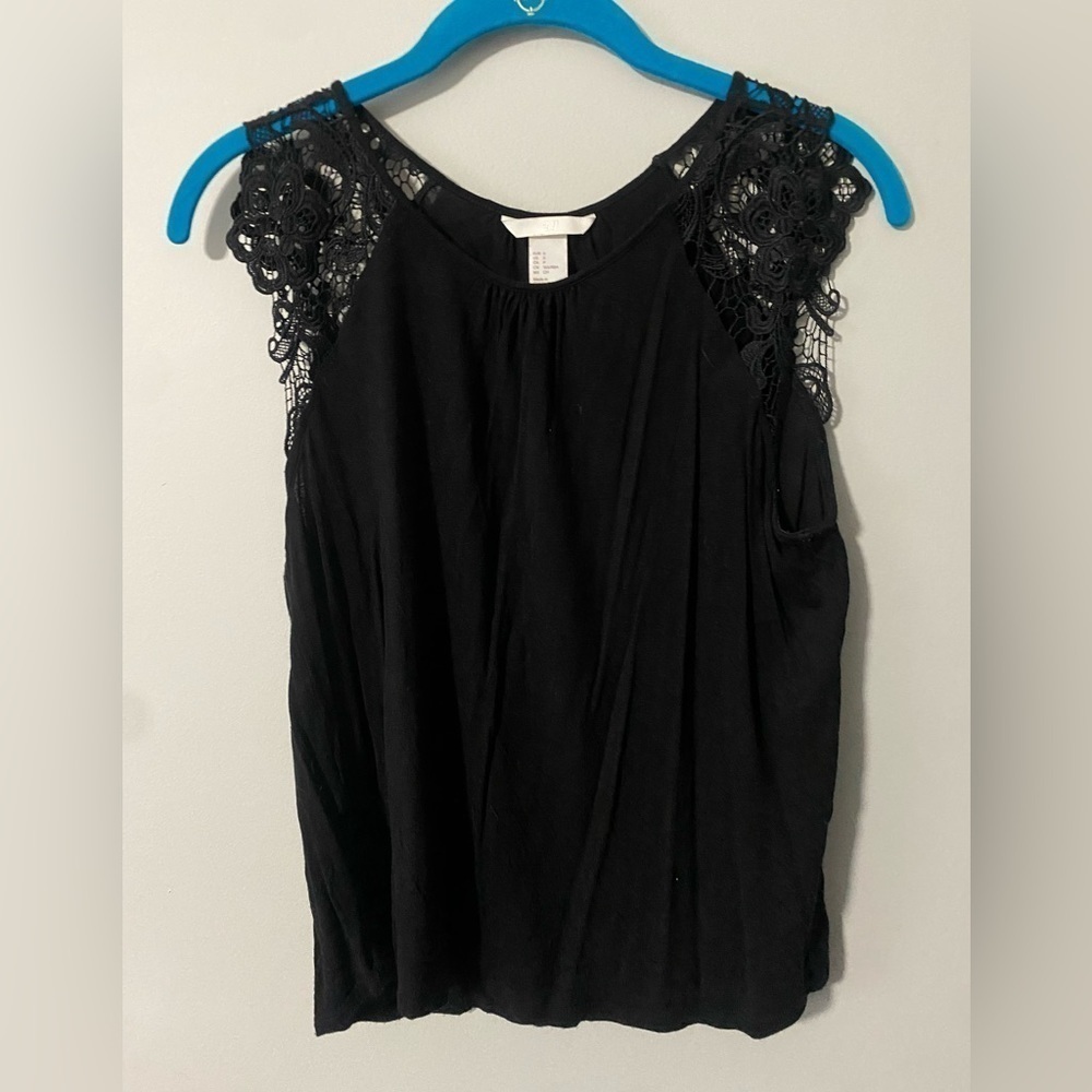 🖤h&m Blouse with lace sleeves